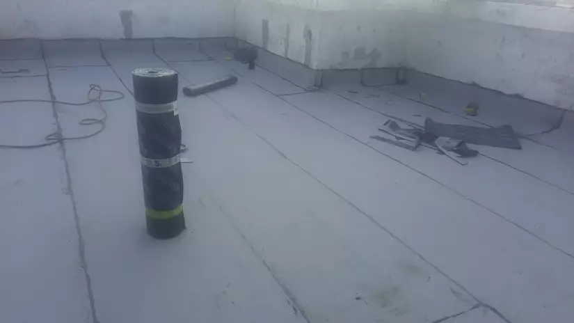 עבודת איטום בגג של בית משותף 4